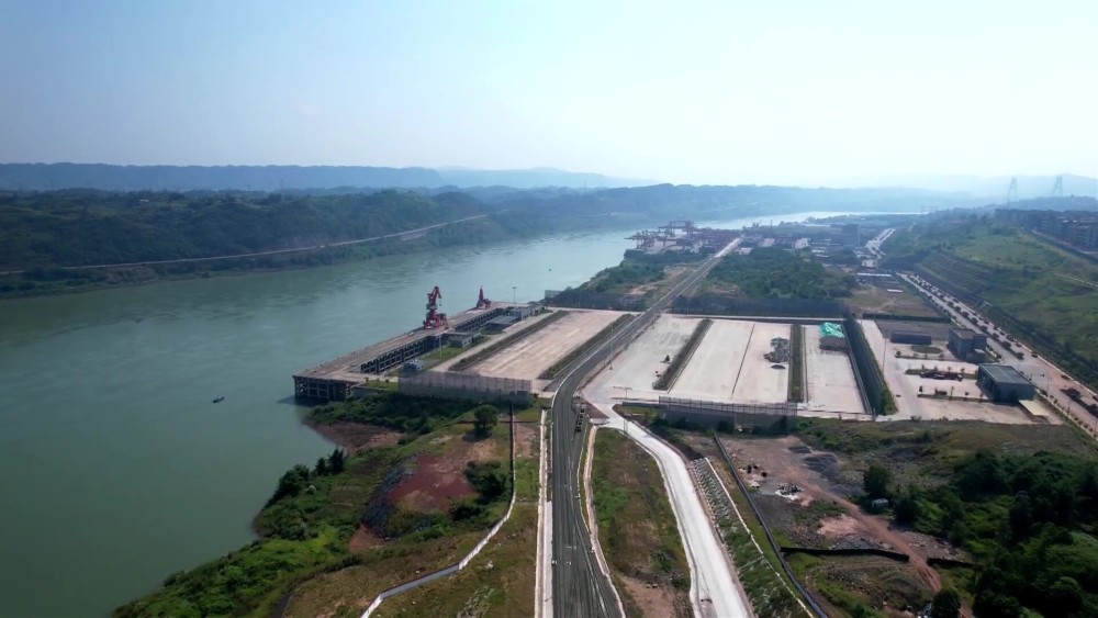 按国铁Ⅱ级标准建设,工程起于干线铁路内六线一步滩站,止于宜宾港码头