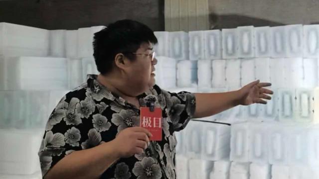 搬冰工人月入过万？制冰厂年收超千万？00后“冰二代”老板回应：工人搬一块冰赚一元钱很辛苦，工厂净利润一年仅数十万元，家中负债近两亿，自己也在努力搬冰