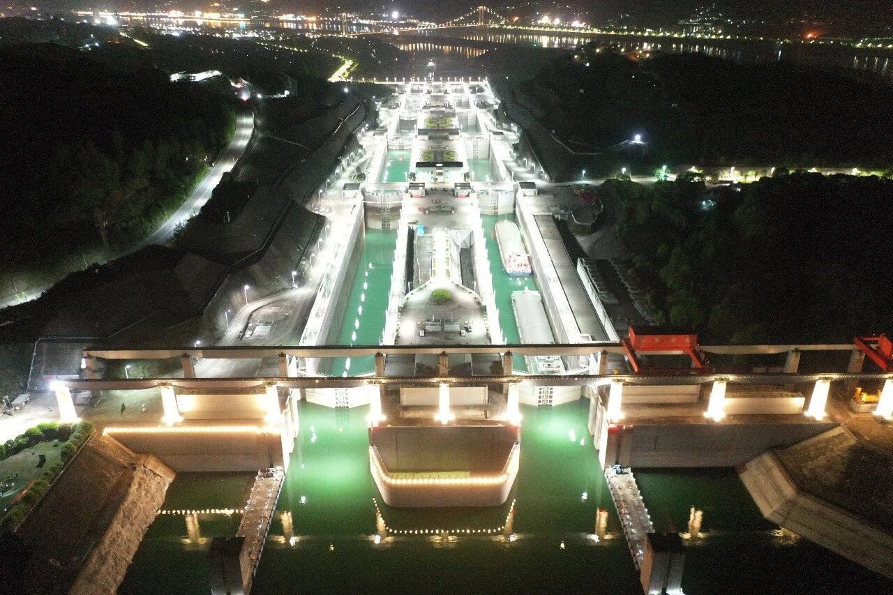 ▲三峡双线五级船闸夜景.jpg