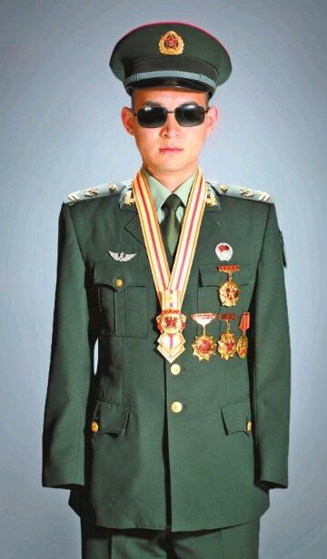 图为荣获"八一勋章"的杜富国.新华社记者李刚摄