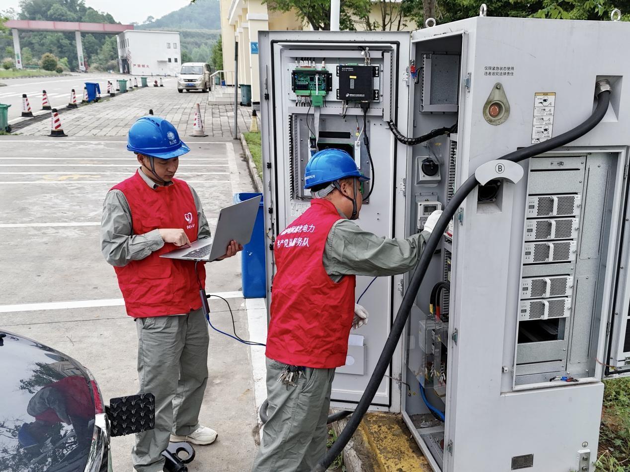 国网湖北电力员工在武深高速崇阳县沙坪停车区充电站进行设备维护.jpg