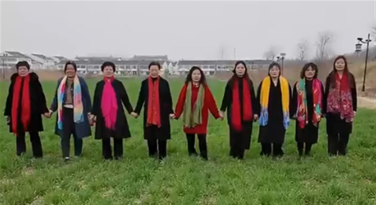 九姐妹合影 来自受访人视频截图1.png