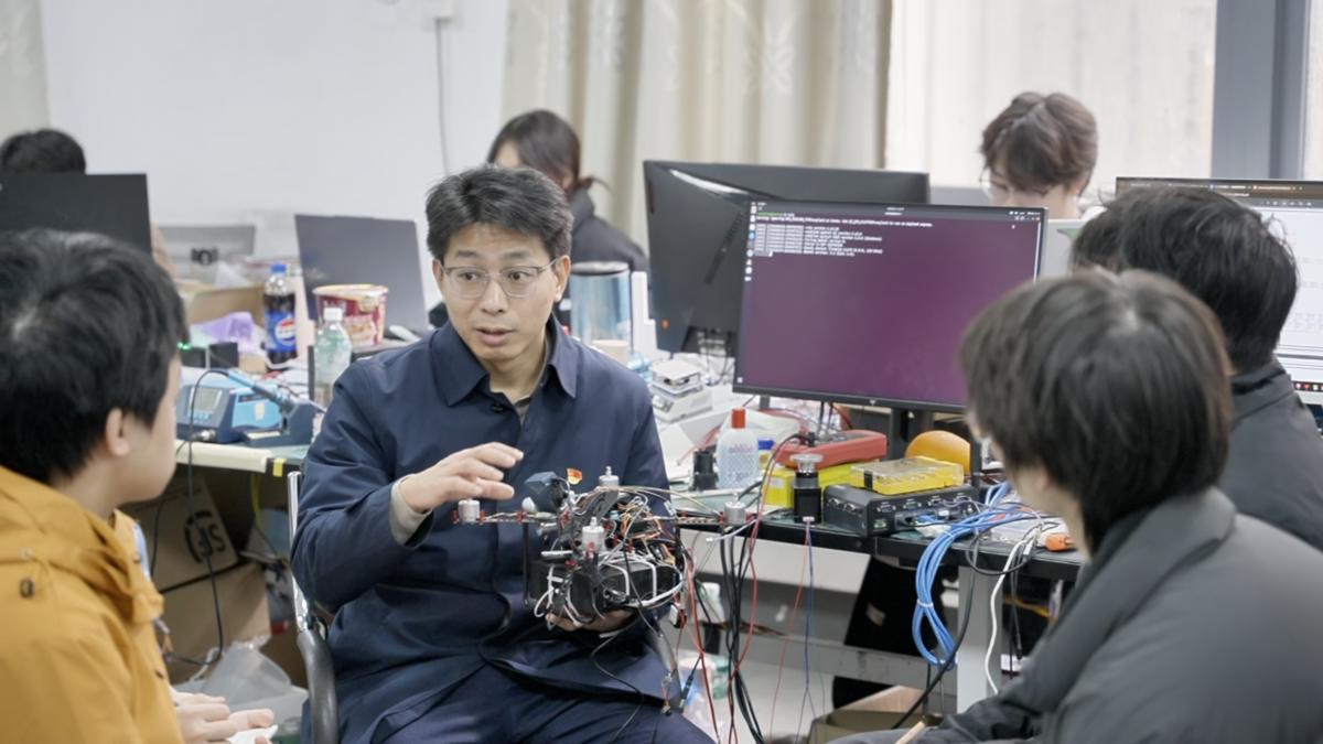 课上是师生，课外是合伙人，高职教师在工作室孵化创业团队签下百万元订单