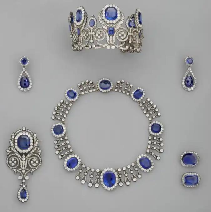 玛丽-阿梅莉王后与奥尔唐斯王后的冠冕、蓝宝石项链及蓝宝石耳环 资料图.png