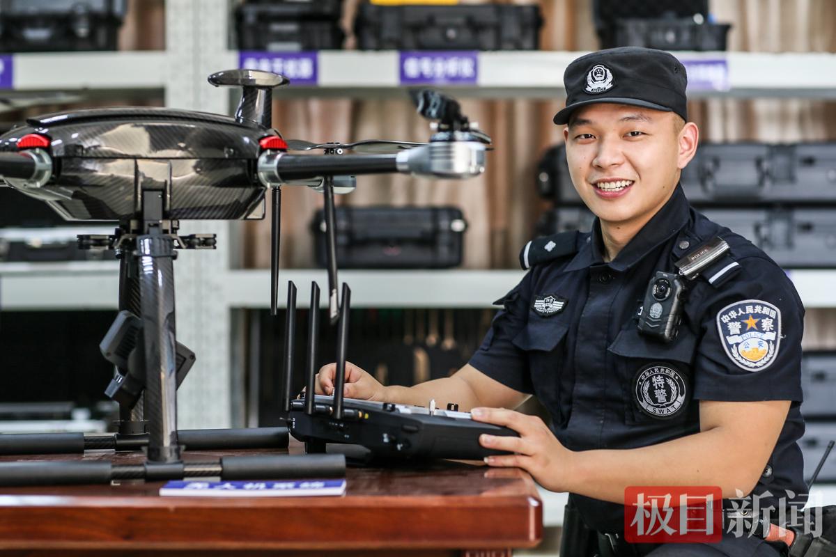 龚圣精准操作警用无人机.jpg