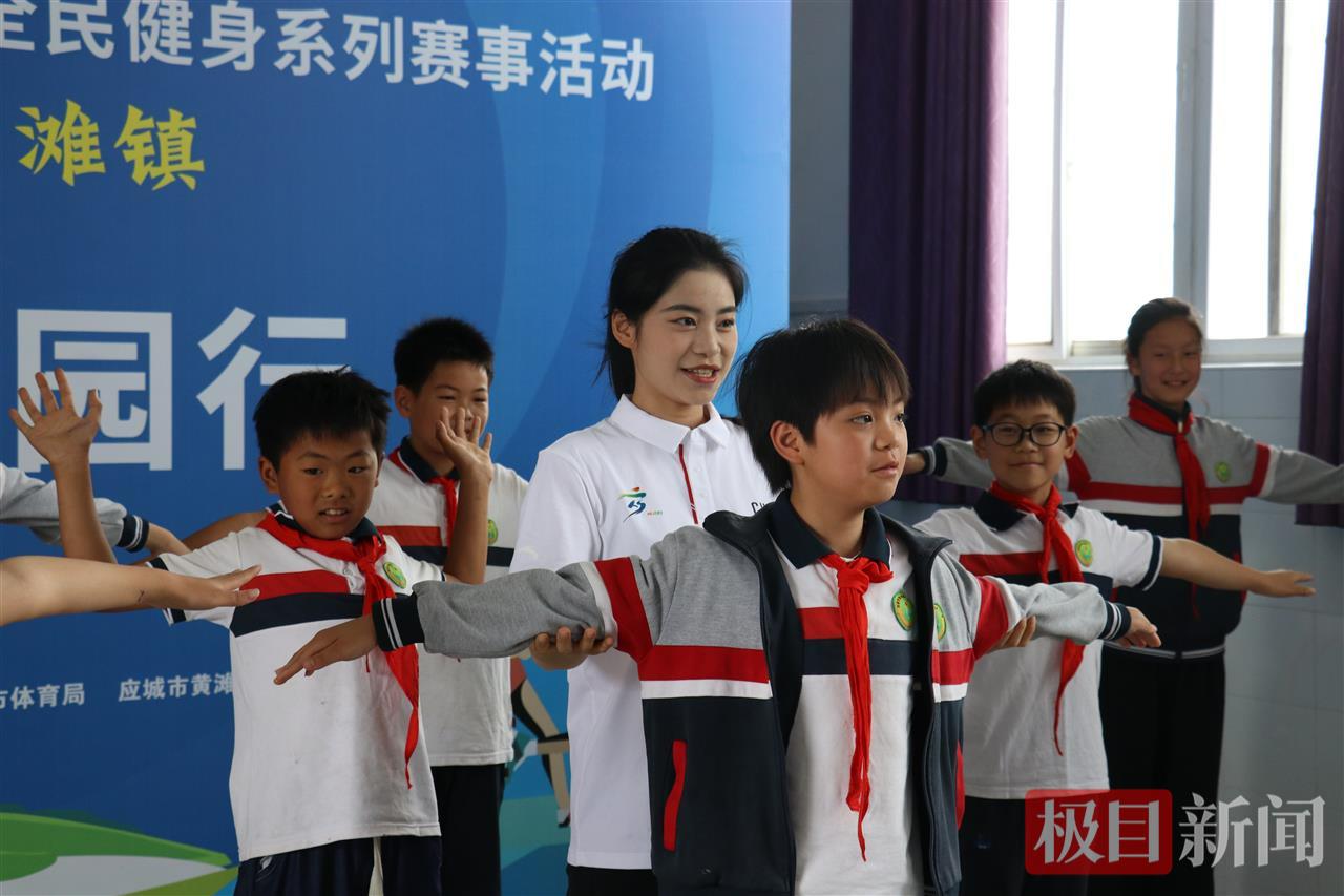 跳水冠军刘蕙瑕带领黄滩镇中心小学的学生们体验热身操 易攀锋摄.jpg