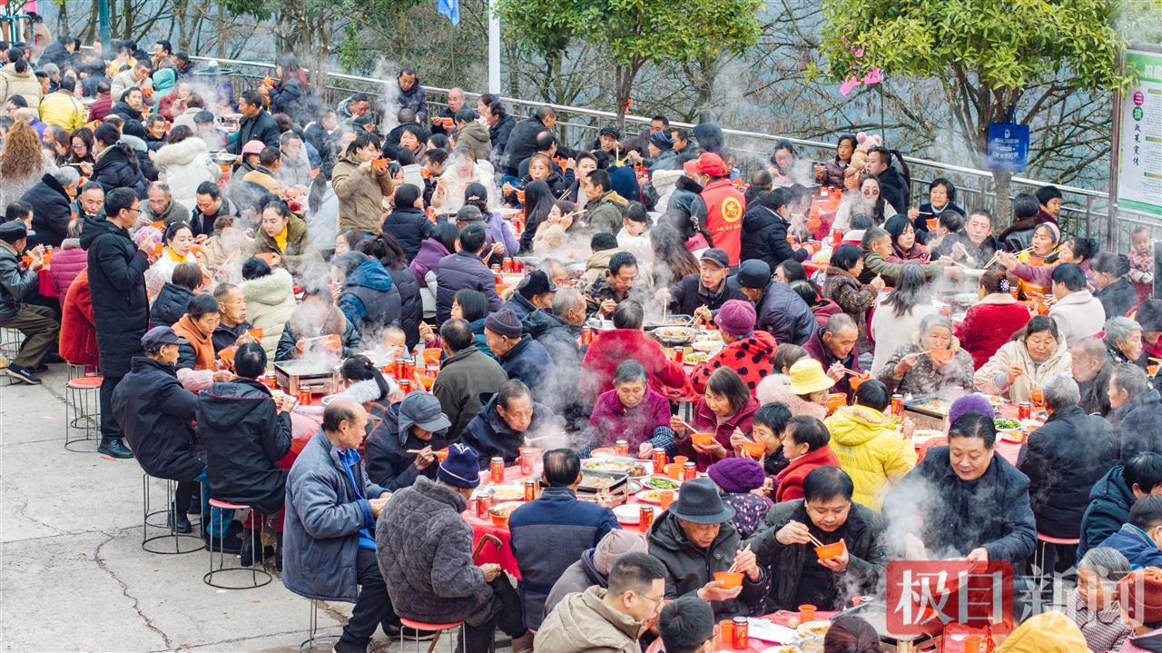 年猪宴现场浓浓烟火气.jpg