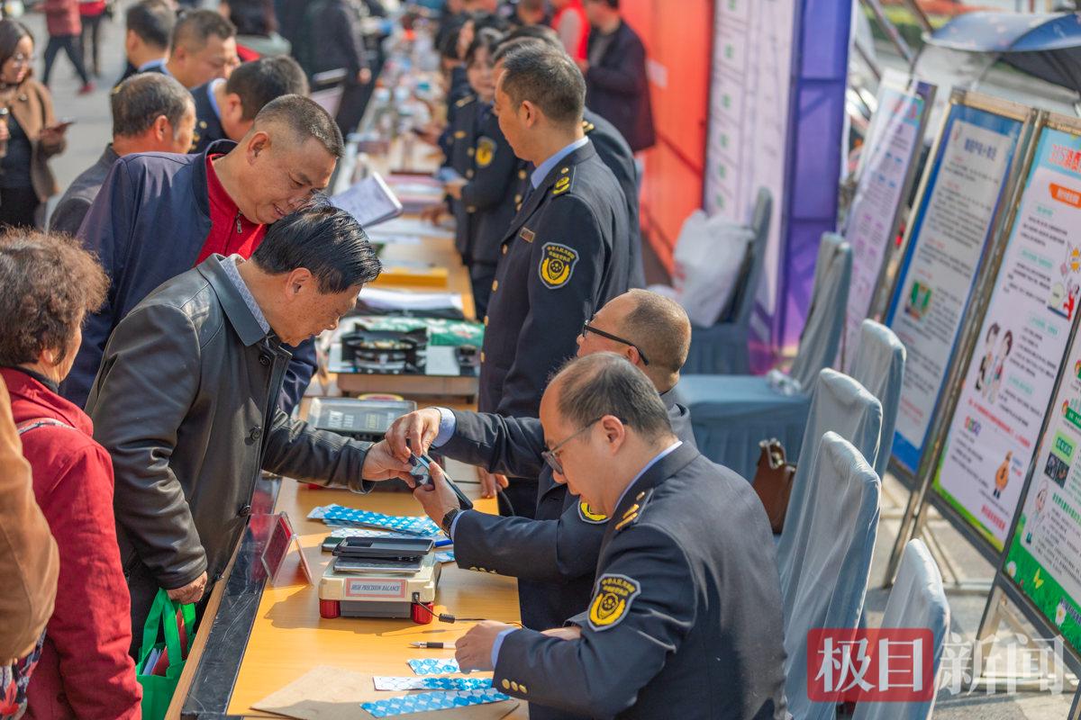 2026年3月13日，湖北省秭归县开展“3·15”国际消费者权益日纪念咨询活动，现场工作人员正在给市民的手机称重，将其变为“手机砝码”，保护消费者权益。彭强摄 (2).jpg