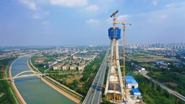 汉宜高速改扩建项目迎来关键节点，引江济汉特大桥主塔封顶