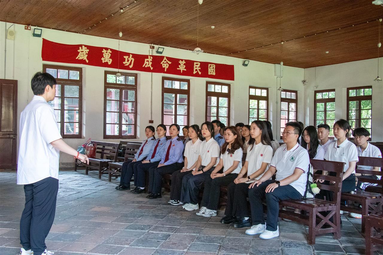 图为陈晨在农讲所给学员们上思政课（通讯员 李核州 摄）.jpg