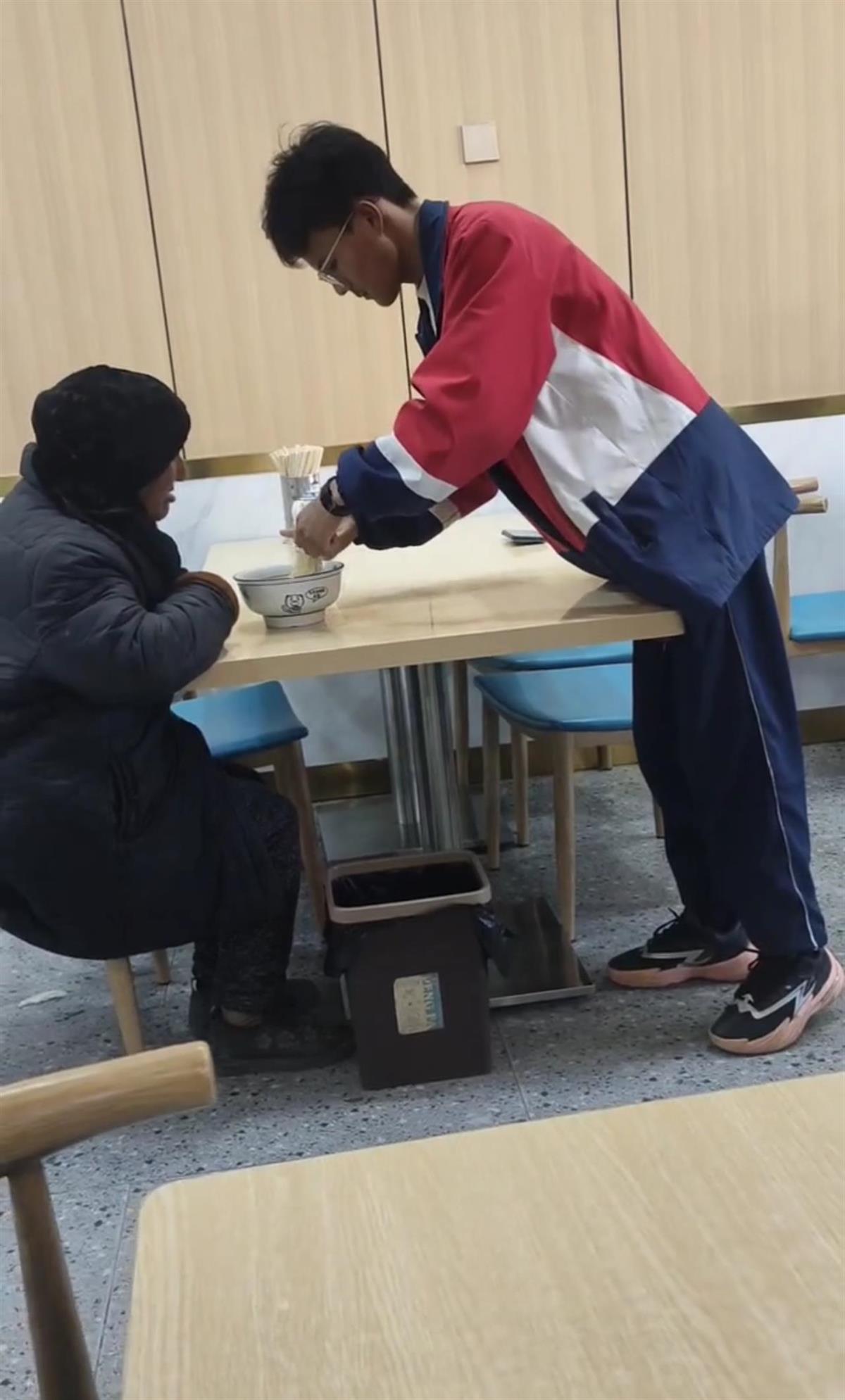 高中生面馆助老人夹面获赞数万，学校表扬其善举，传递正能量标题