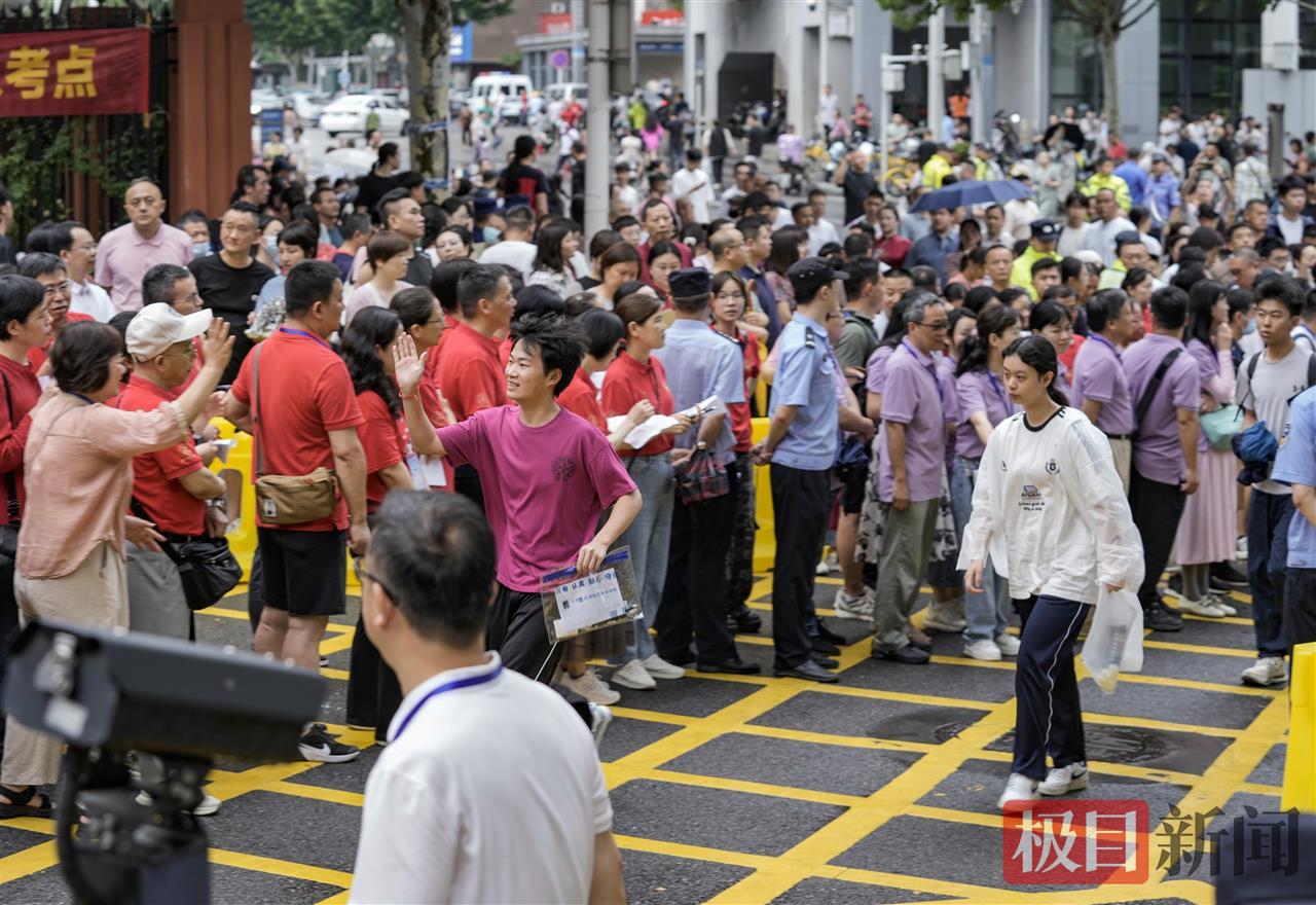 在武汉二中考点门口，社会各界为考生护路，轻松进考场1.jpg