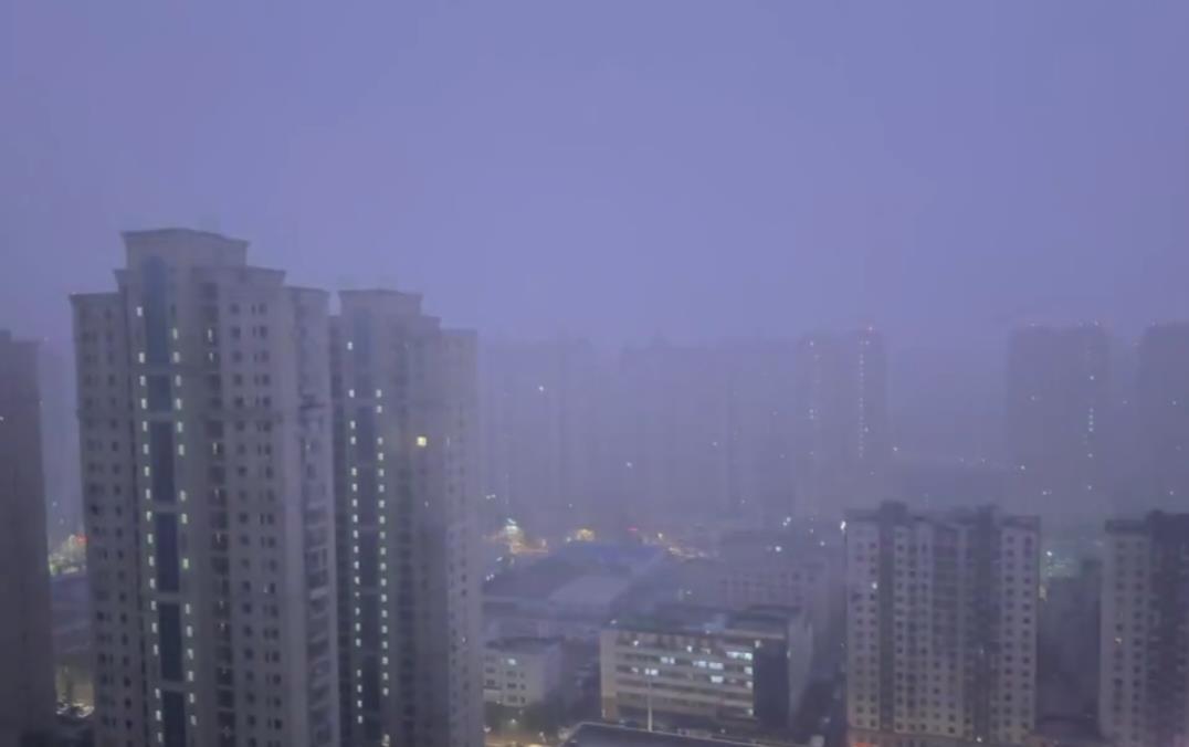 大连今日凌晨闪电7649次，市民半夜被雷电惊醒现场宛如渡劫，气象局回应