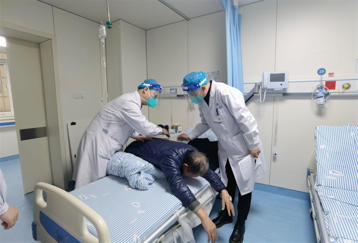 “拍背医生”手把手教升级版“排痰法” | 极目新闻