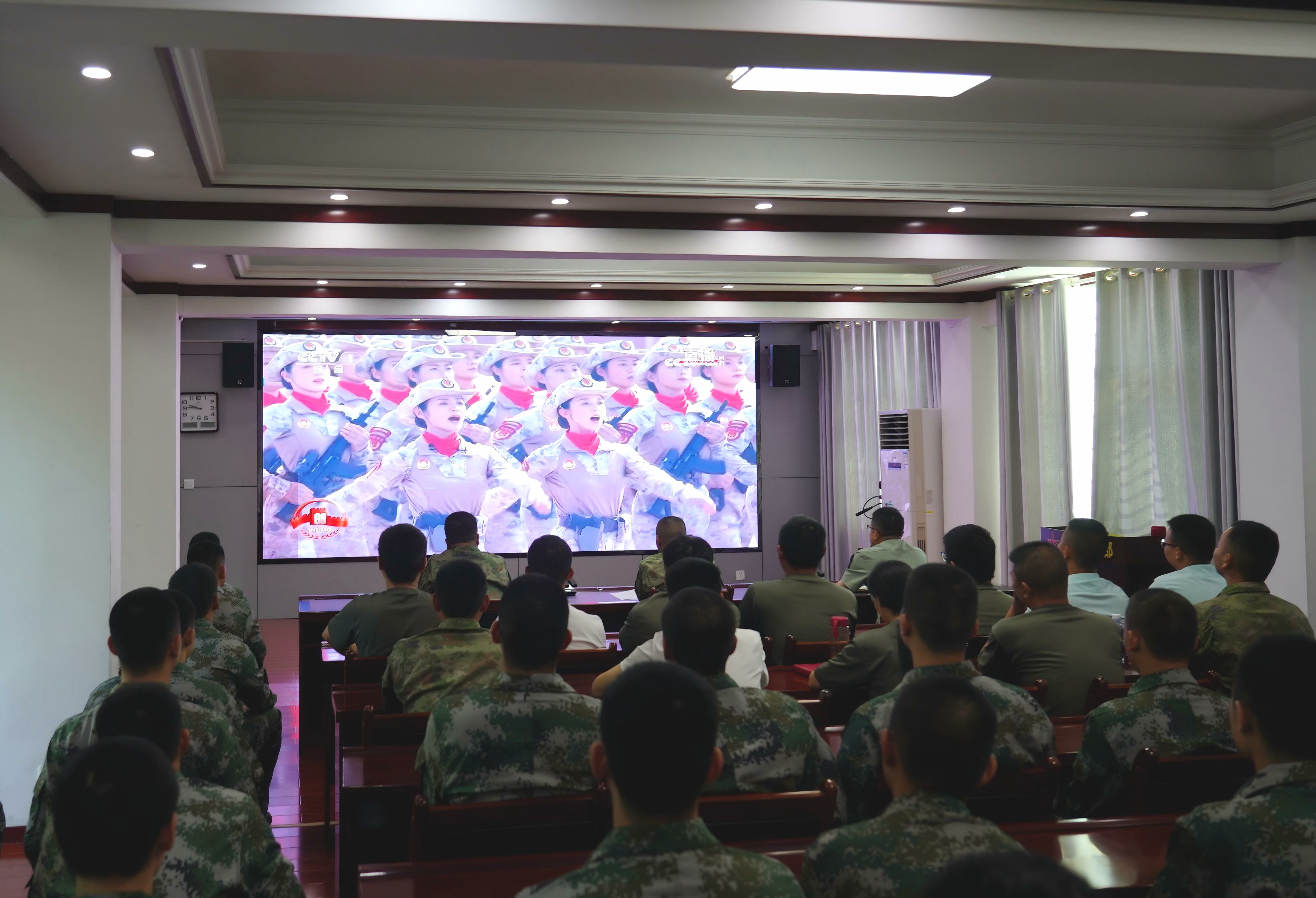 12.云梦县人武部组织现役干部、文职人员、职工和参加役前教育的预定新兵，齐聚会议室集中观看“中国人民抗日战争暨反法西斯战争胜利80周年阅兵仪式”直播（摄影：陇冲）.jpg