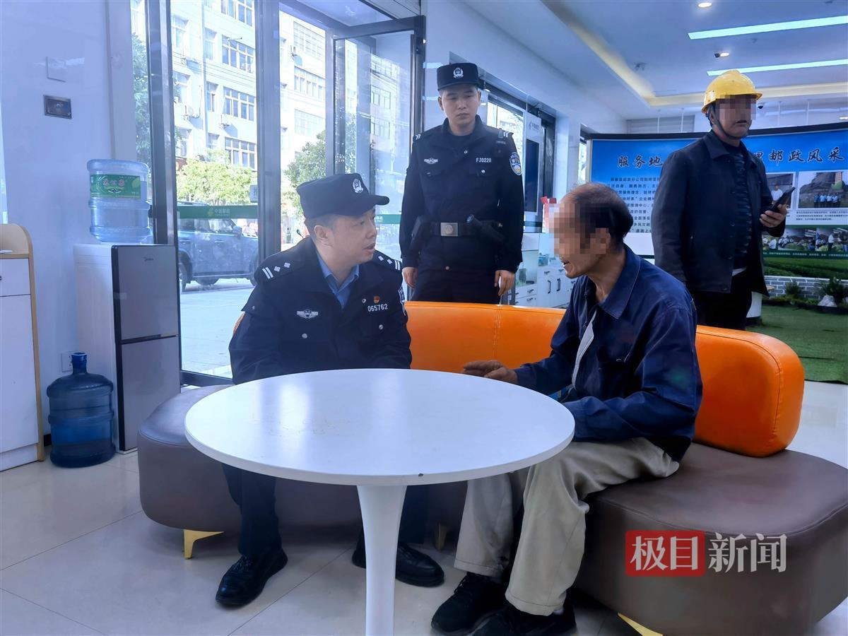 图2：民警在了解事情的原委.jpg