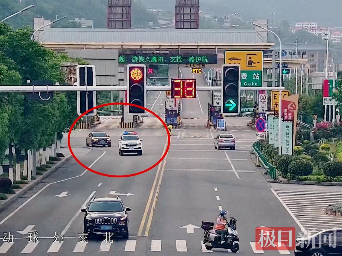 图2：交警驱警车一路开道.jpg