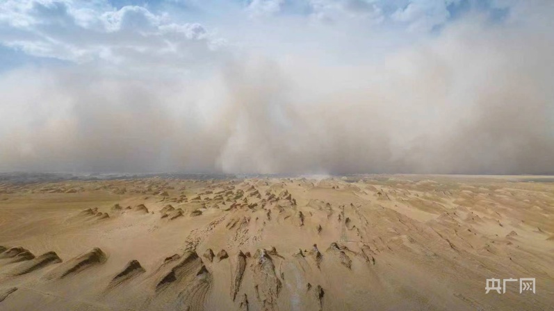 【镜头里的青海】航拍格尔木东台吉乃尔沙尘来袭 | 极目新闻