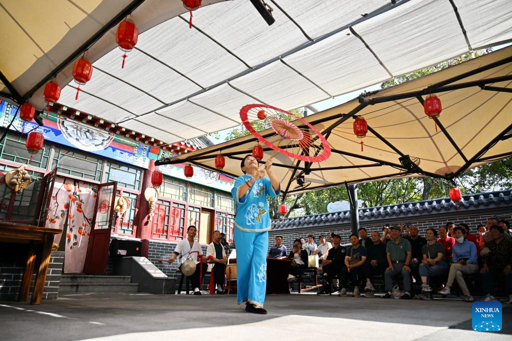 Acrobats perform at Wuqiao Acrobatics World in Cangzhou, N China | 极目新闻