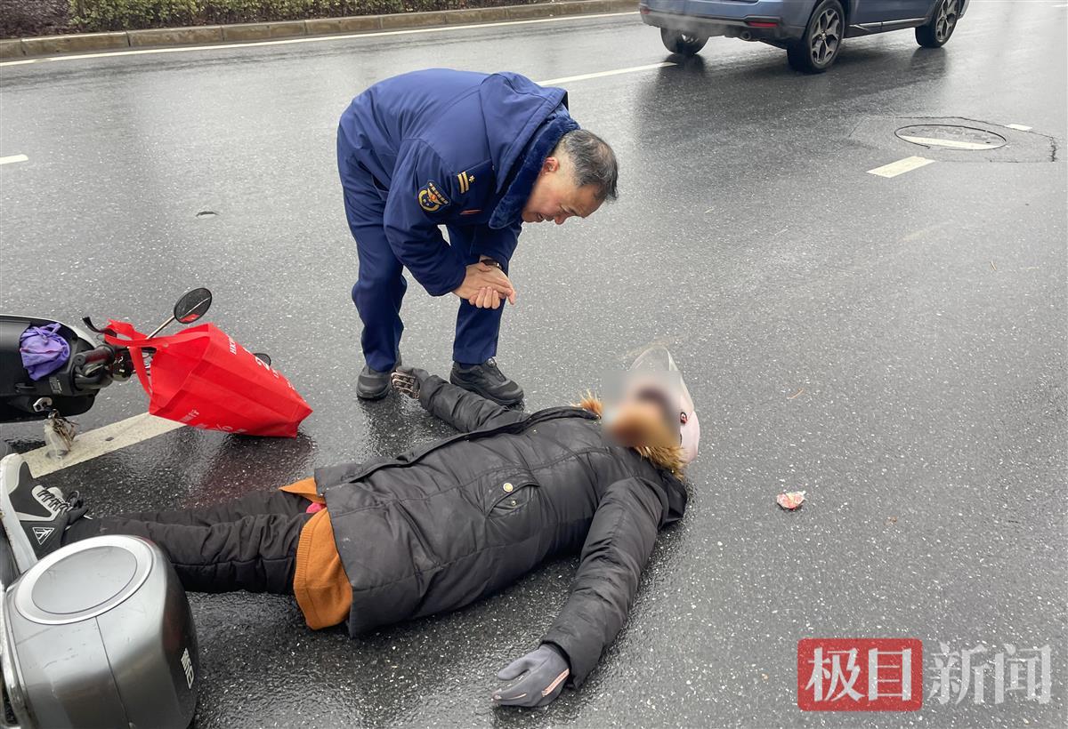 寒风中救助倒地女子，荆州“蓝朋友”的暖心善举赢群众点赞 | 极目新闻