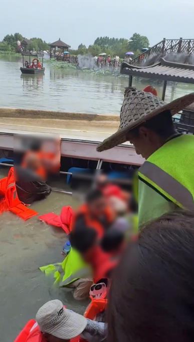 成都一景区游船侧翻12人落水,当地:有人抢乘所致,无伤亡