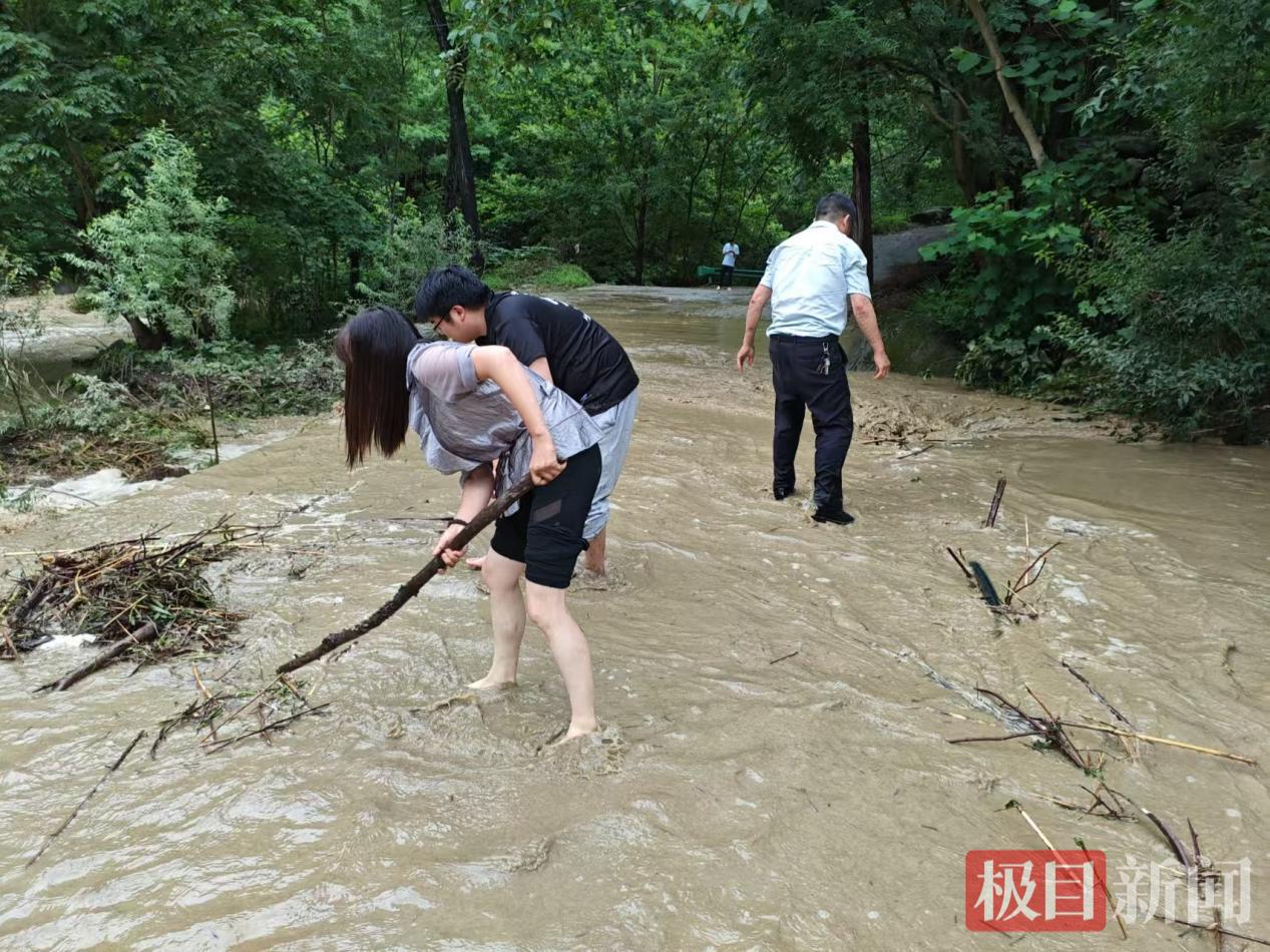 暴雨过后，干群迅速疏通道路，保障过路车辆通行.png