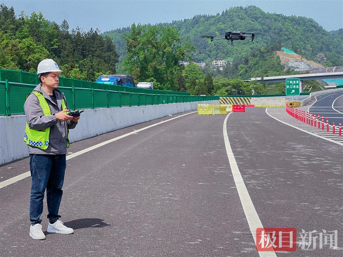 鄂西运营公司巡检办工作人员开展无人机道路巡查.jpg