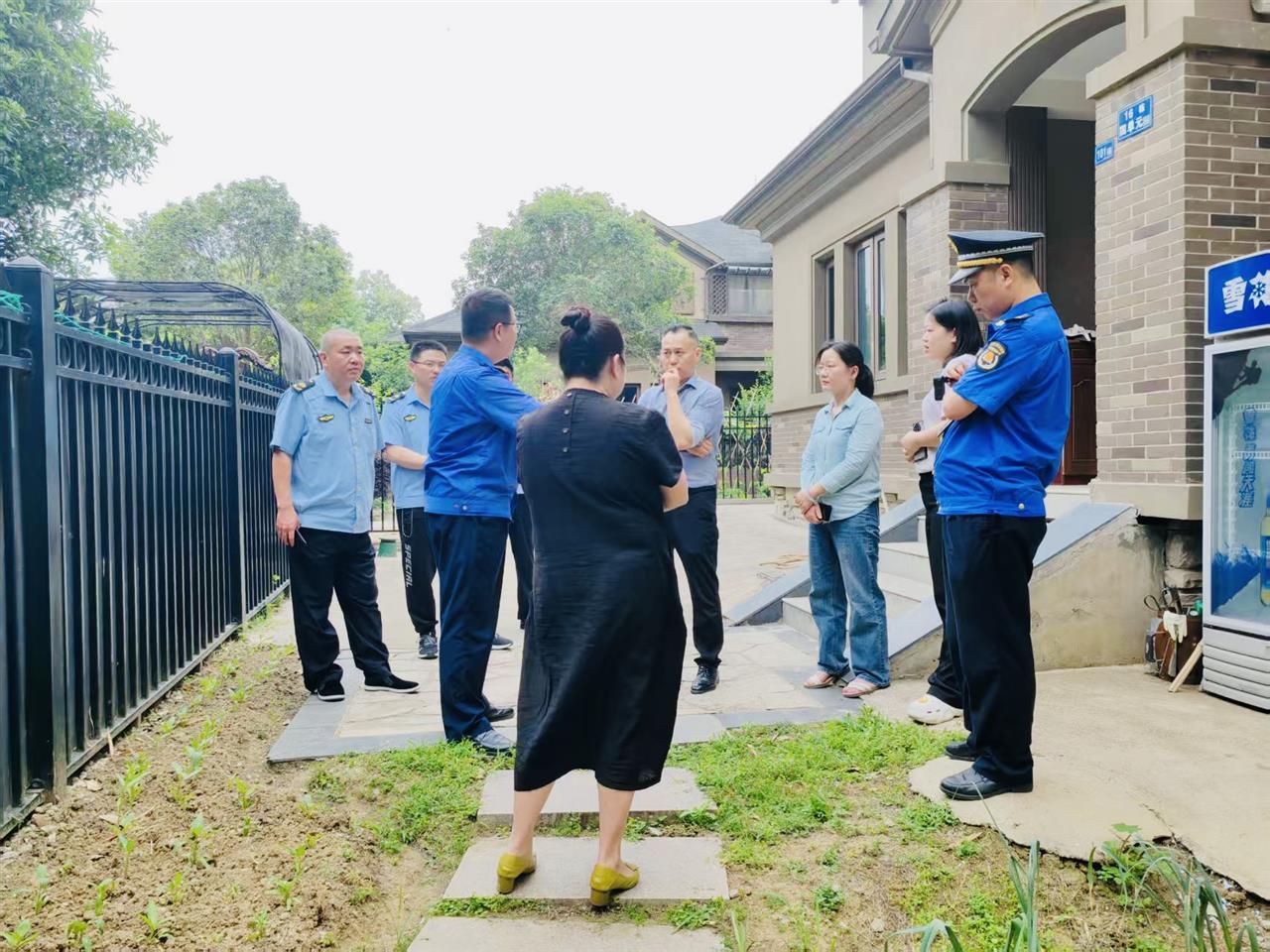 执法队员联合街道、社区、物业等人员现场研究油烟问题.jpg