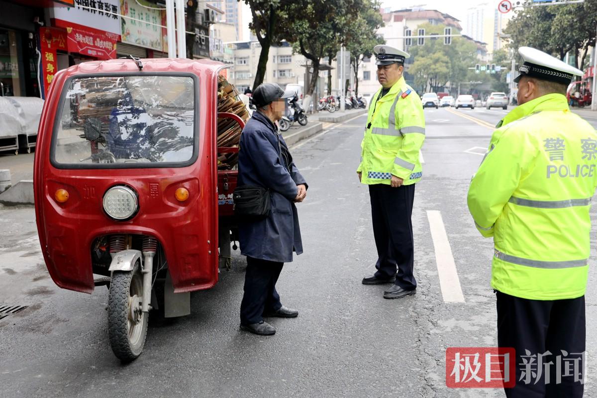 图3：交警在依法查扣无牌无证三轮车.JPG