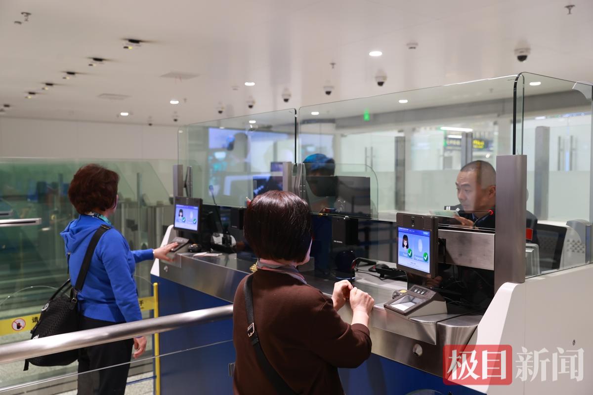 图为韩国旅客办理边检手续 钟鹏宇摄.JPG