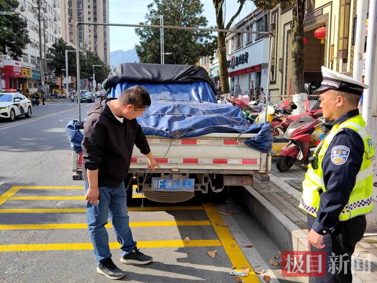 图4：交警查获故意遮挡号牌的交通违法行为。.jpg