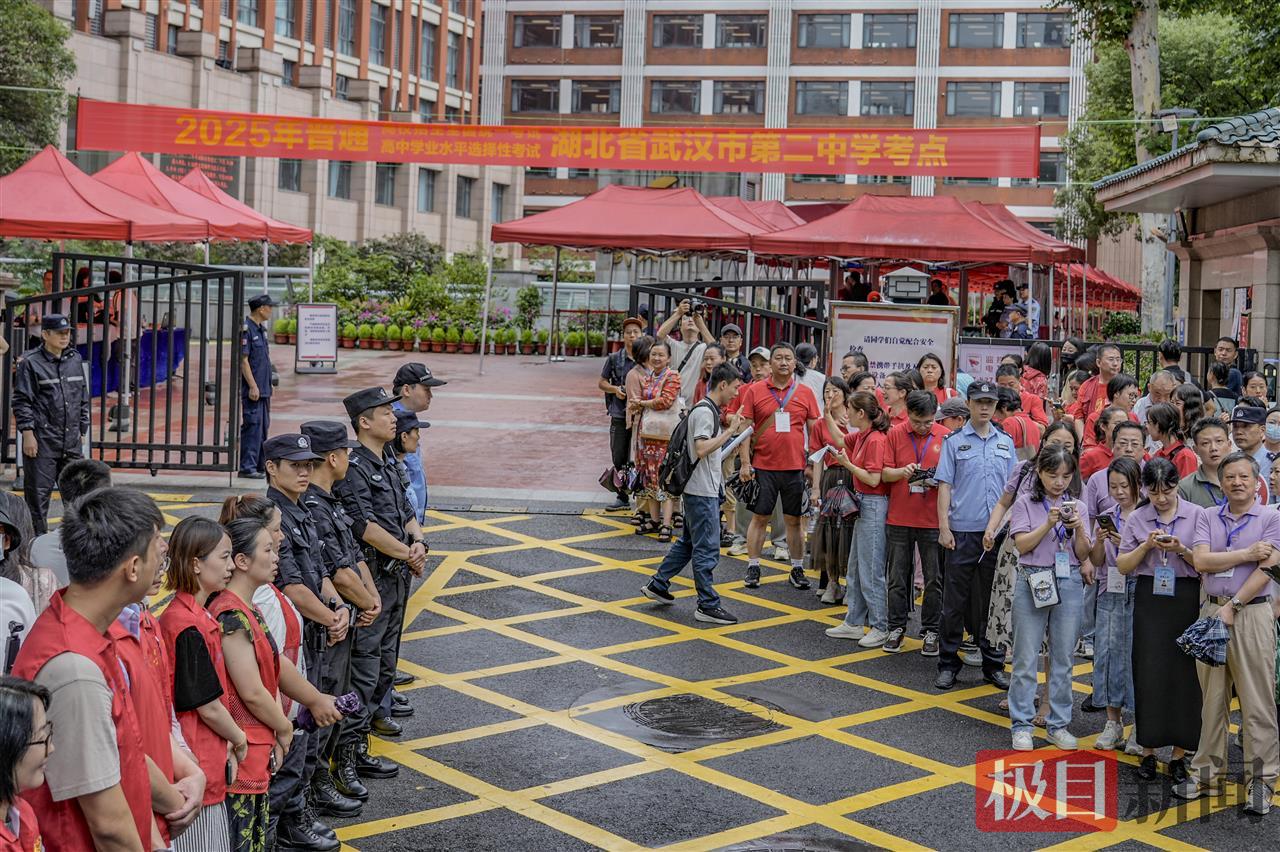 在武汉二中考点门口，社会各界为考生护路，轻松进考场4.jpg