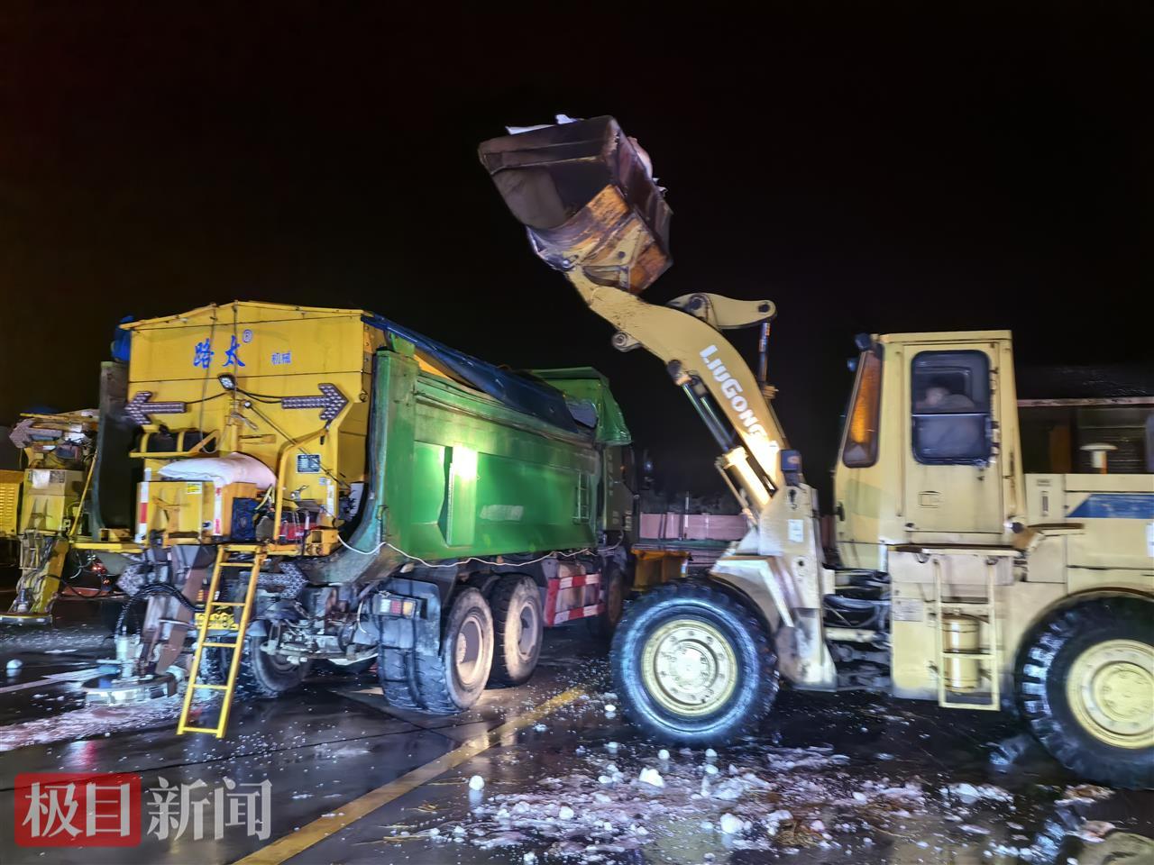 1月19日凌晨，湖北交投江汉运营公司对沙公高速进行融雪剂撒布。（极目新闻通讯员 易曙光 供图）.jpg