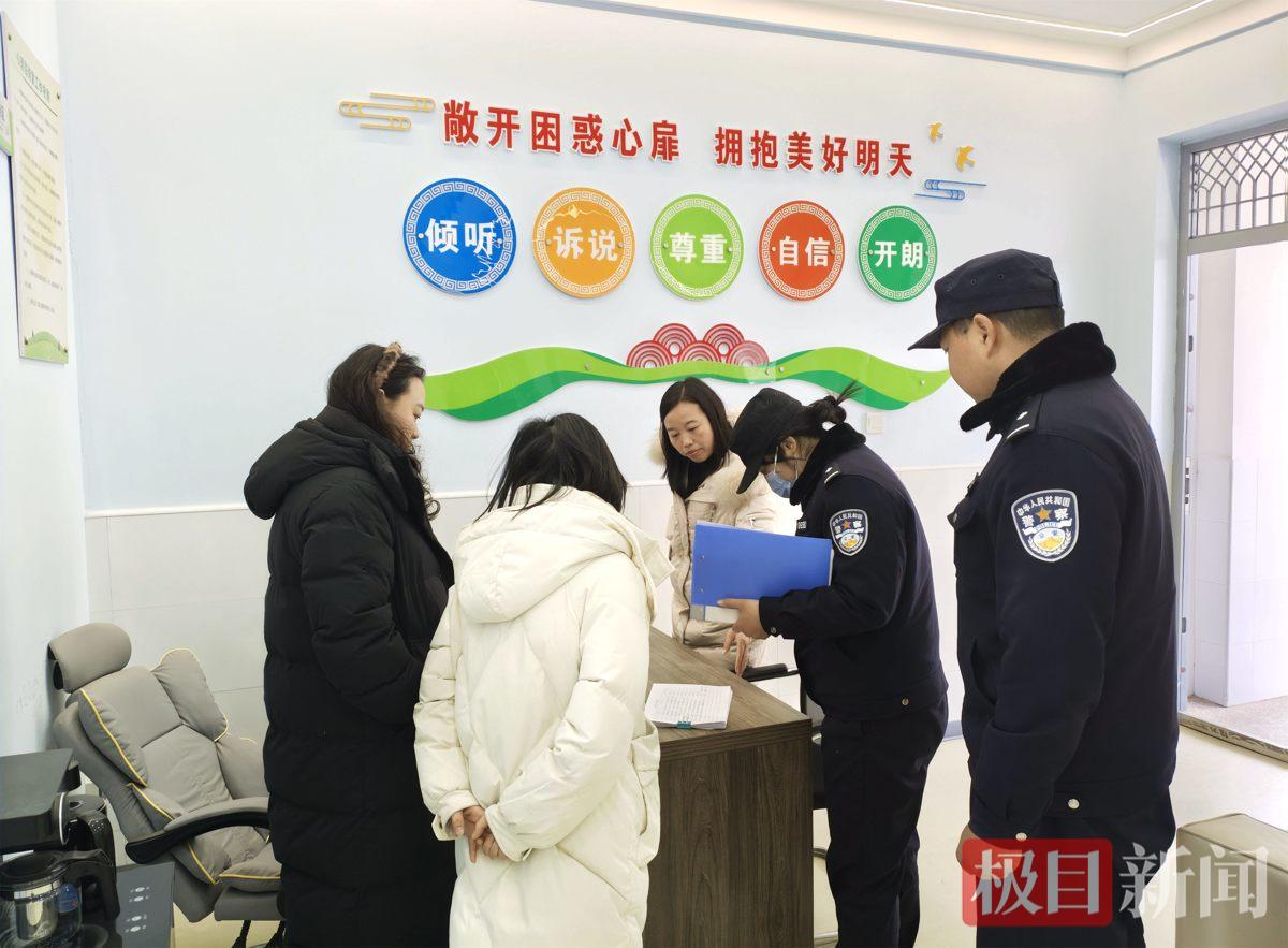图2：民警在检查心理咨询室运行情况.jpg