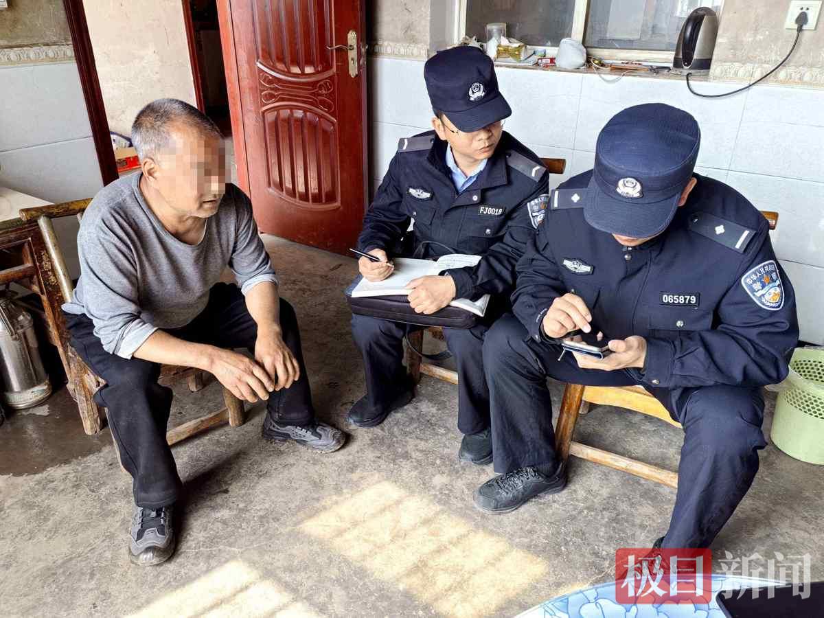 图2：民警在找张先生了解情况.JPG