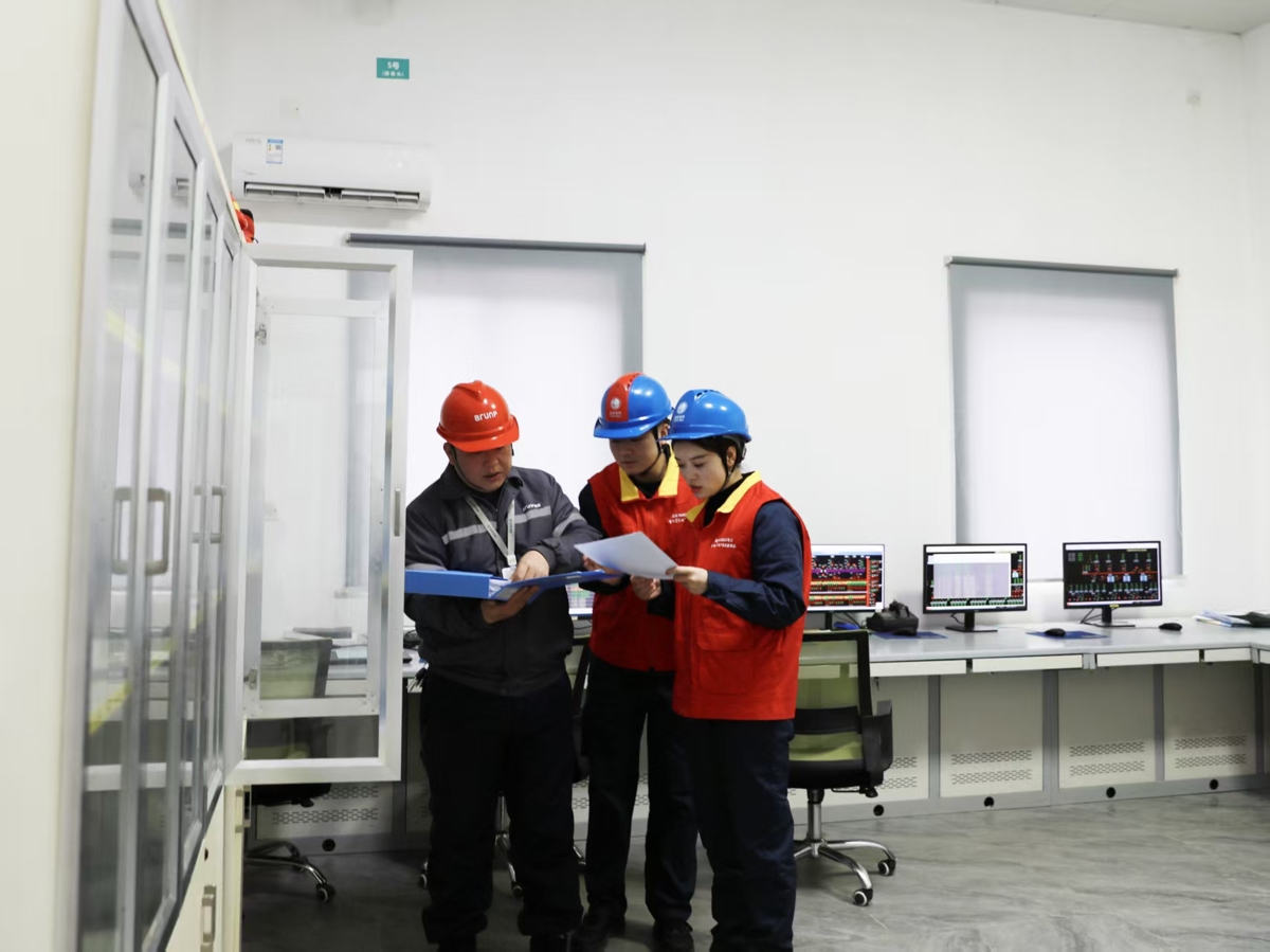 国网宜昌供电公司员工前往宜昌邦普时代新能源有限公司开展春节专项走访，收集企业个性化用电诉求，并深入企业设备配电区域开展全面巡检。（吴婷婷 摄）.jpg