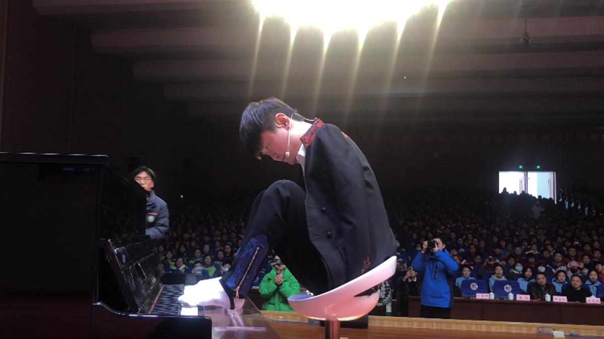 无臂钢琴师刘伟用脚弹琴,鼓励湖北江陵学子备战高考 | 极目新闻