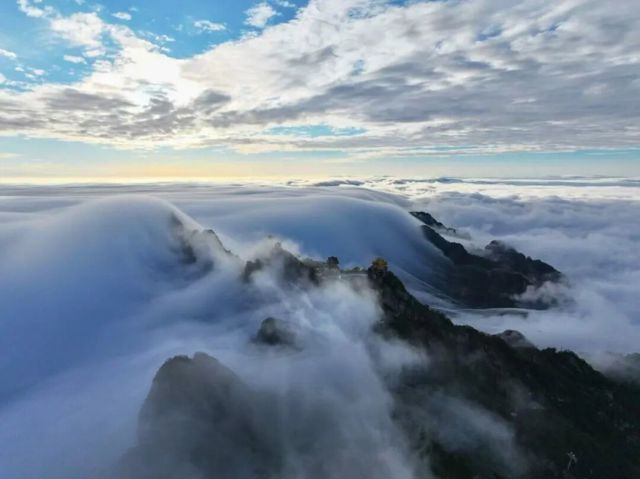 入选老君山月薪6万“云海观察员”的是名00后，参评视频获赞近10万，当事人：通宵夜爬凌晨登顶拍摄，付出行动才能梦想成真