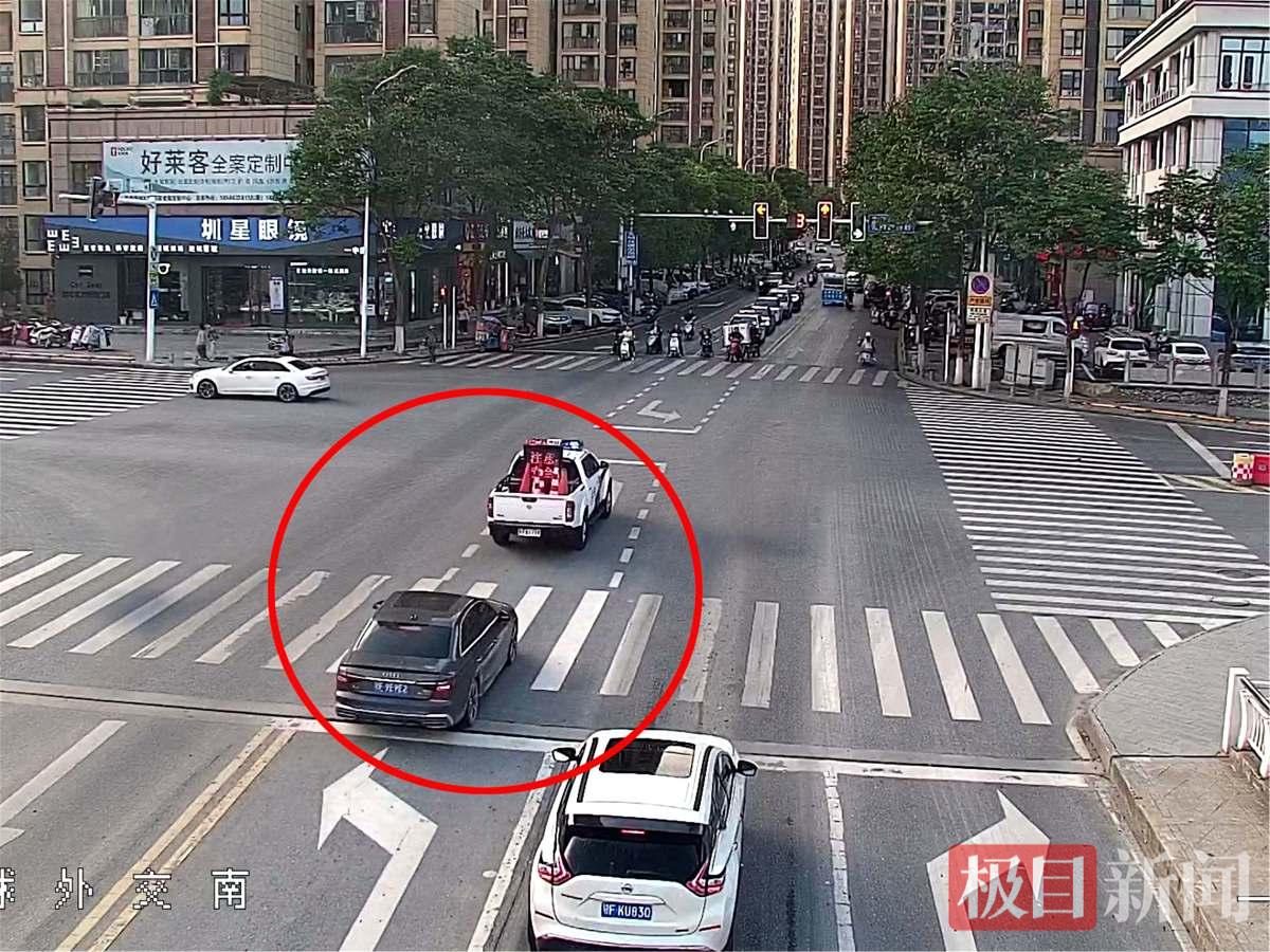 图4：交警驱警车一路开道.jpg