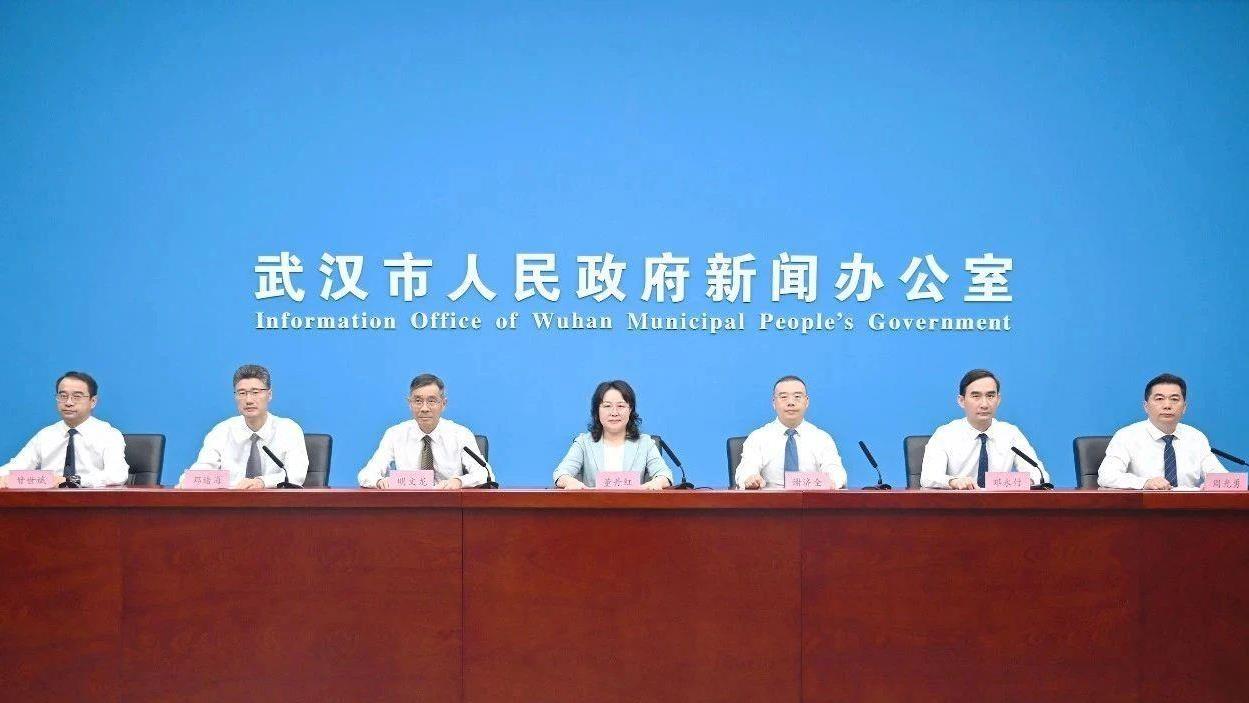 叠被子、陪遛弯、喊服药、送饭菜……武汉养老机器人来了
