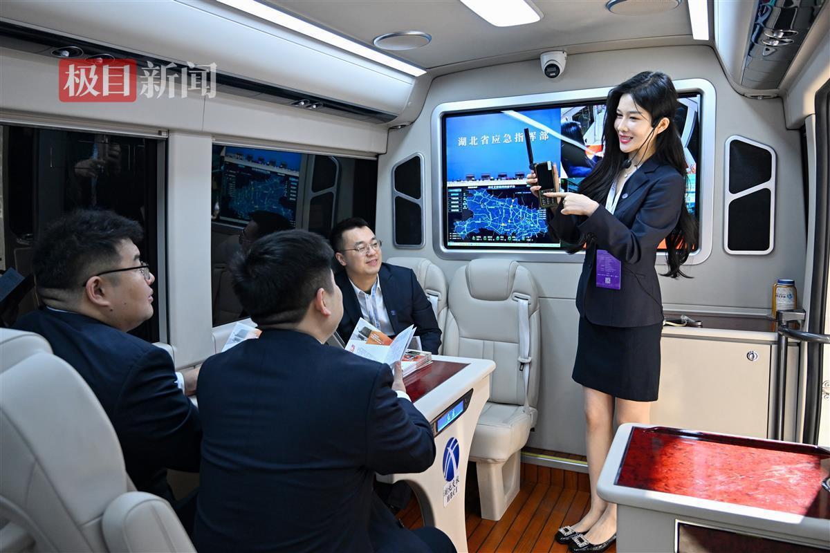 展会现场体验最新应急指挥车。通讯员吴迪摄.jpg