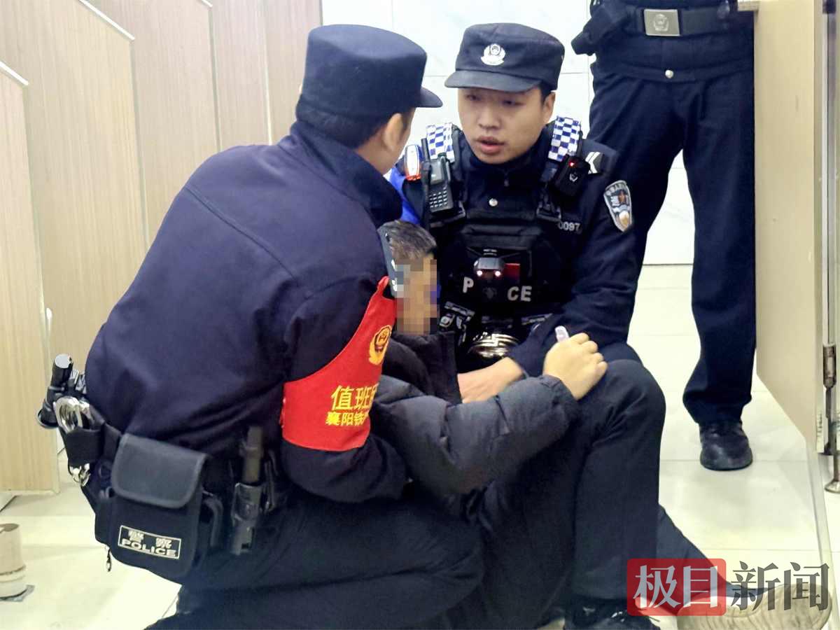 图1：民警在紧急施救患者焦先生（视频截图）.jpg