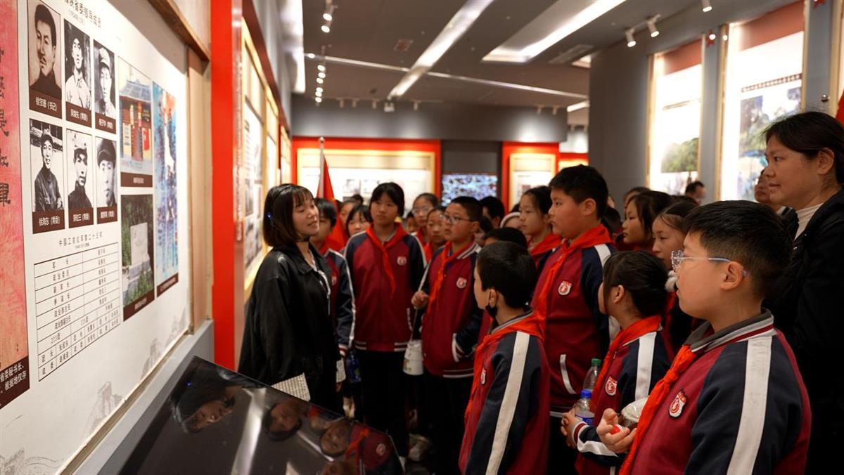 图为湖北省郧西县鄂豫陕革命根据地纪念园内,讲解员正在给师生讲述长征期间红二十五军转战郧西时的历史故事。 孙凌玺摄.png 图为湖北省郧西县鄂豫陕革命根据地纪念园内,讲解员正在给师生讲述长征期间红二十五军转战郧西时的历史故事。 孙凌玺摄.png