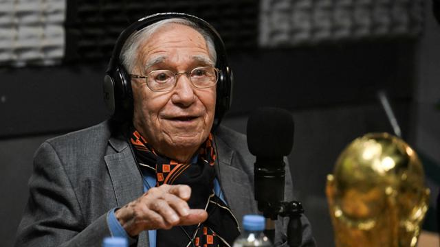 世界杯阿根廷解说员马卡亚已91岁，见证过贝利崛起，也报道过梅西夺冠