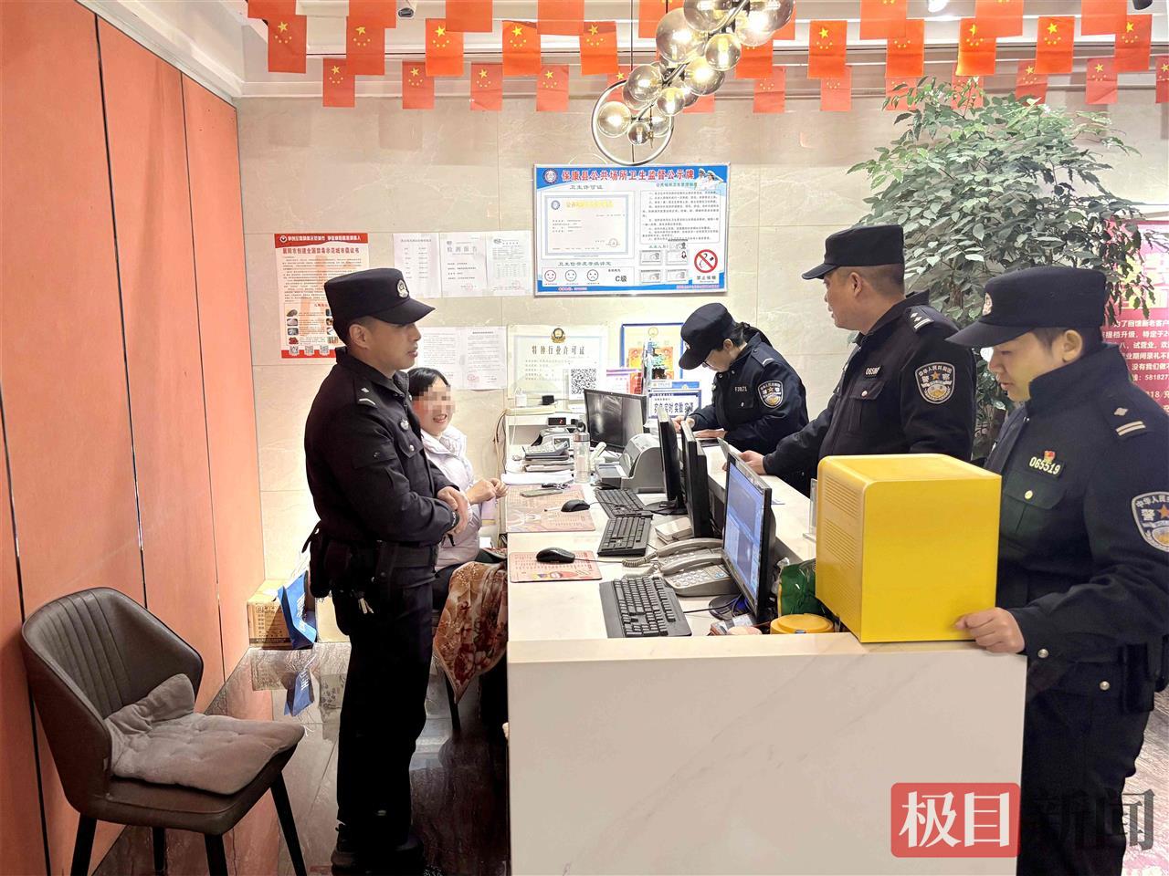 图1：民警在行业场所检查。.jpg