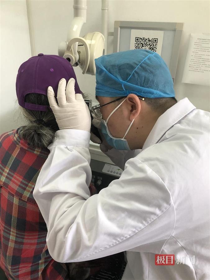 刘磊为患者做检查"医生,这是什么病?我还是第一次听说.