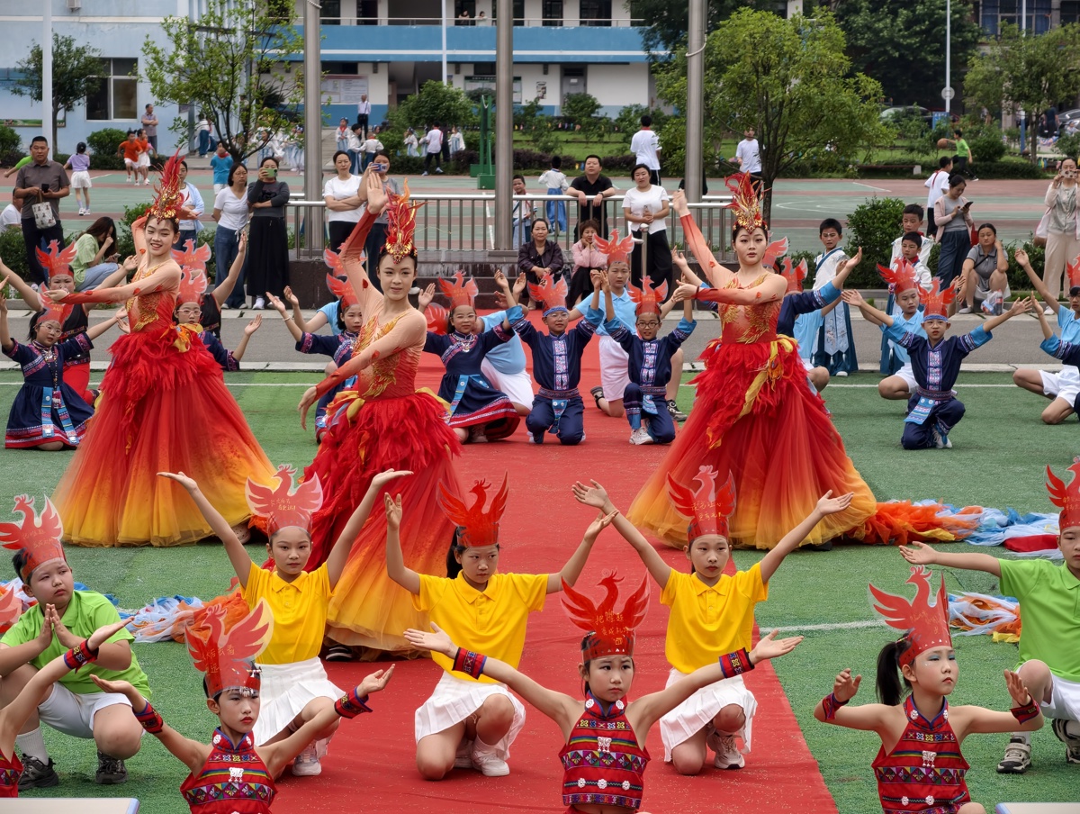 图为武汉工商学院学生与头戴凤凰头饰的救师口小学学生共舞《凤舞九天》 摄影：朱宇光.jpg