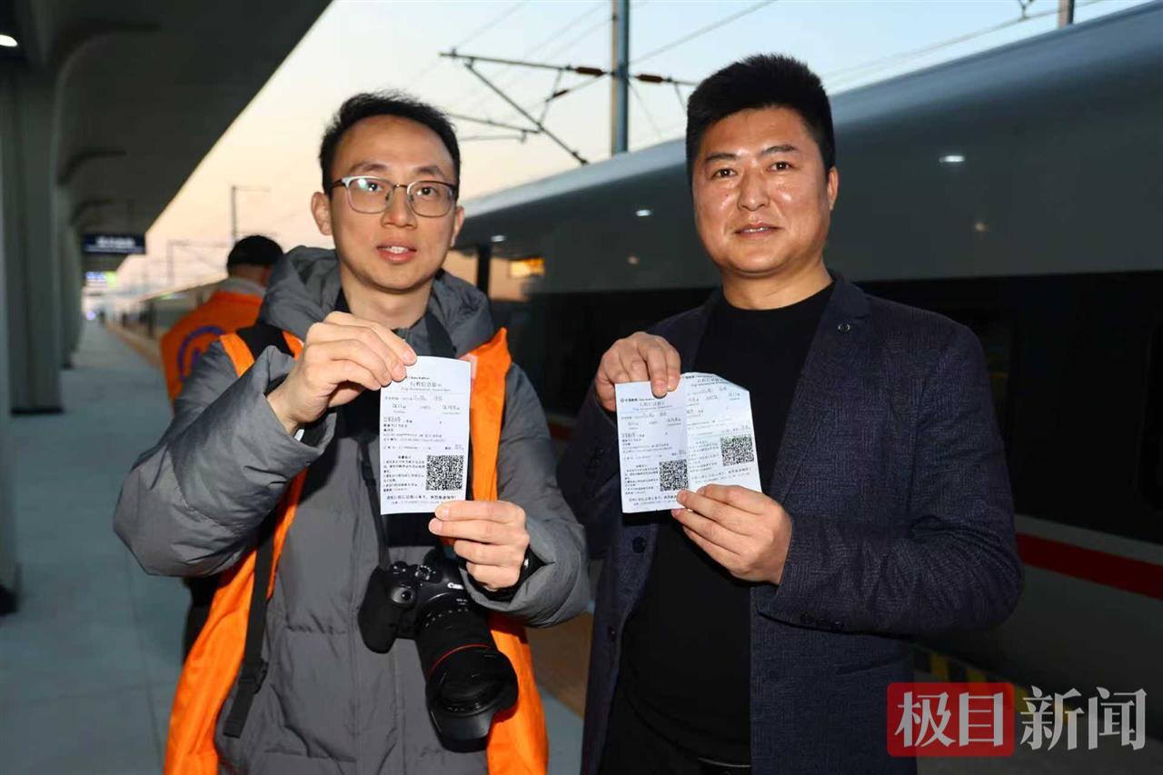 乘客亮晒汉川北站第一批车票.jpg