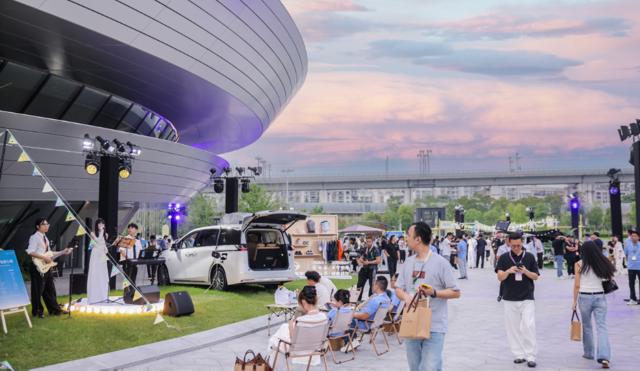 传祺首届用户大会暨MPV之夜发布“祺享计划”，M8、E8焕新上市