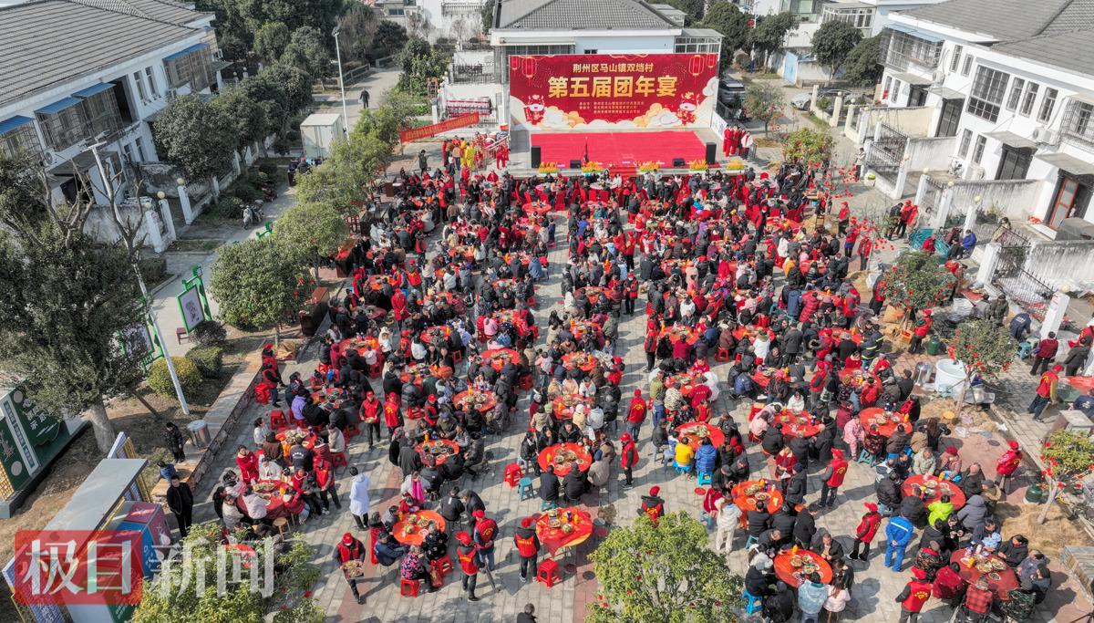 荆州区马山镇双垱村团年宴现场鸟瞰。 （长江云新闻记者 万力源 摄）.jpg